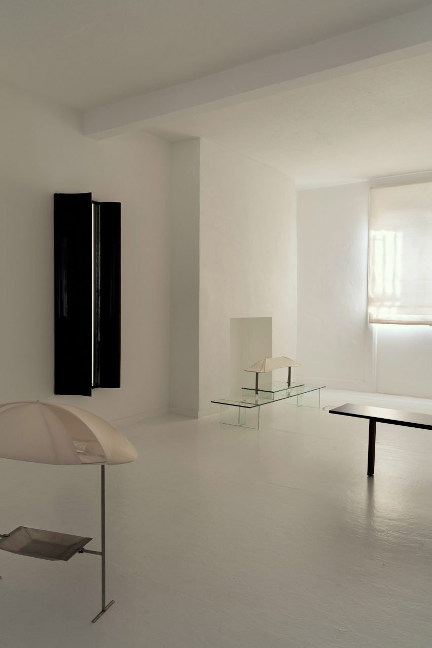 Refrain furniture installation at M Kardana, London, with mirrors, lamp and glass table / عرض أثاث Refrain في لندن بمرايا ومصباح وطاولة زجاجية