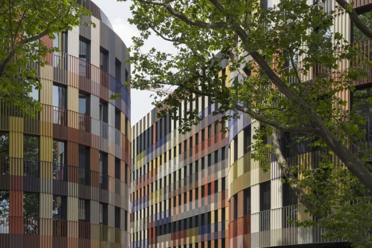 Layered ceramic façades at Spreebogen, Berlin — واجهات شبريبوغن الخزفية في برلين