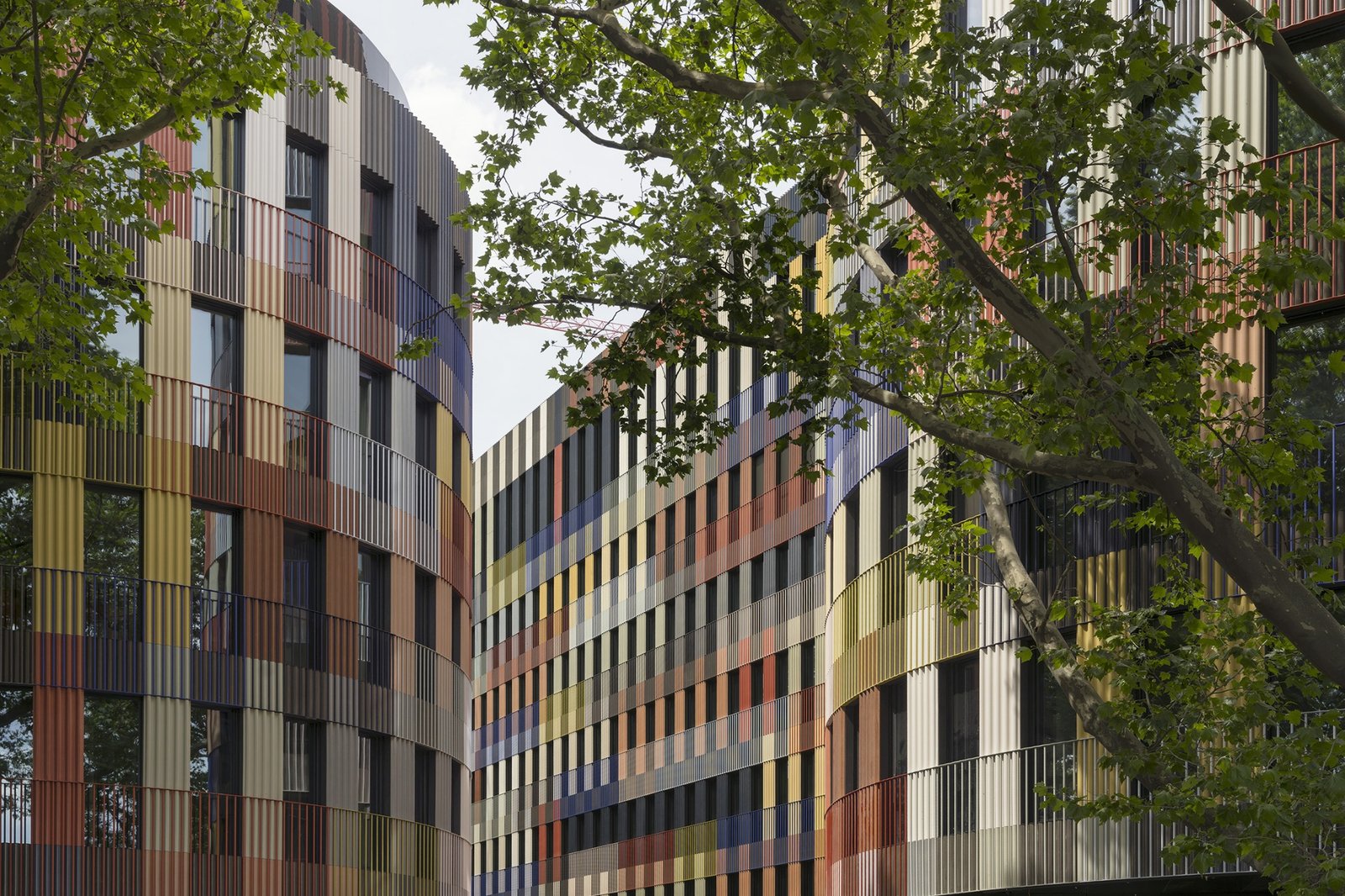 Layered ceramic façades at Spreebogen, Berlin — واجهات شبريبوغن الخزفية في برلين