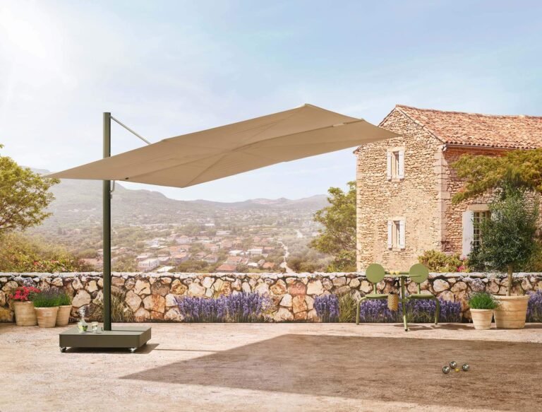 Sensu cantilever canopy casting shade on a terrace — مظلة Sensu بحامل جانبي تلقي الظل على شرفة