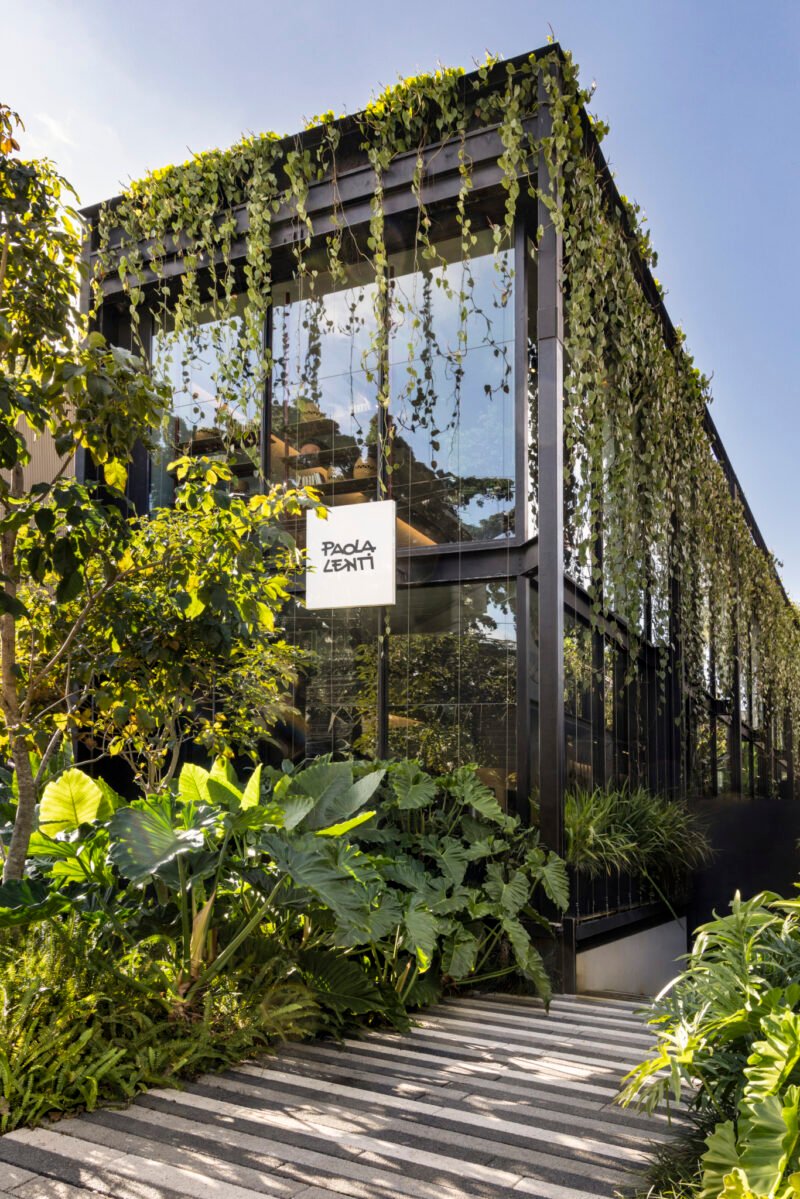 Planted glass façade of the São Paulo showroom / الواجهة الزجاجية المزروعة لمعرض ساو باولو