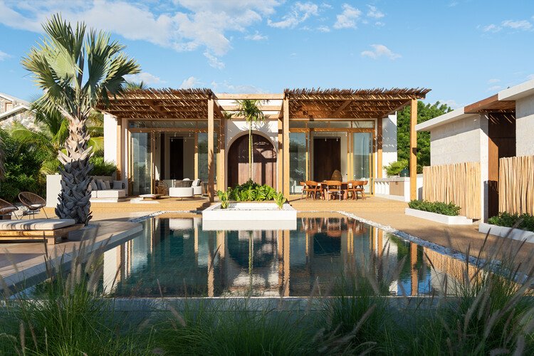 Piedra Bay House pool court with timber shade and living spaces — فناء مسبح منزل Piedra Bay مع تظليل خشبي وفراغات المعيشة