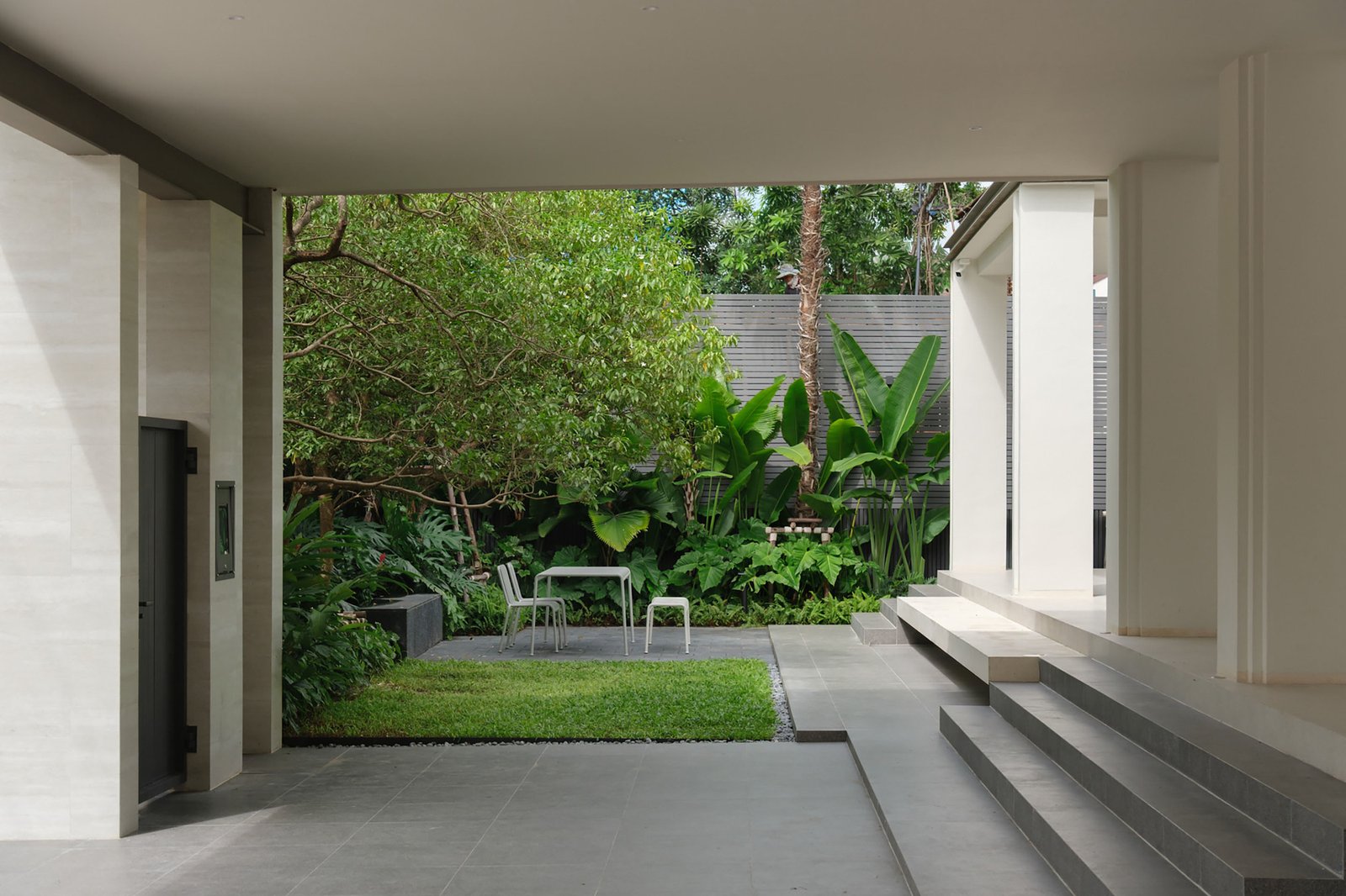 Low pavilion edge connecting interior rooms to the garden