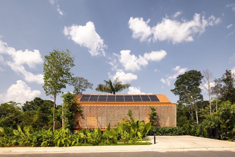 Pupunha House in Manaus: orange raised volume screened by planting / منزل بوبونيا في ماناوس بكتلة مرتفعة تحيط بها النباتات
