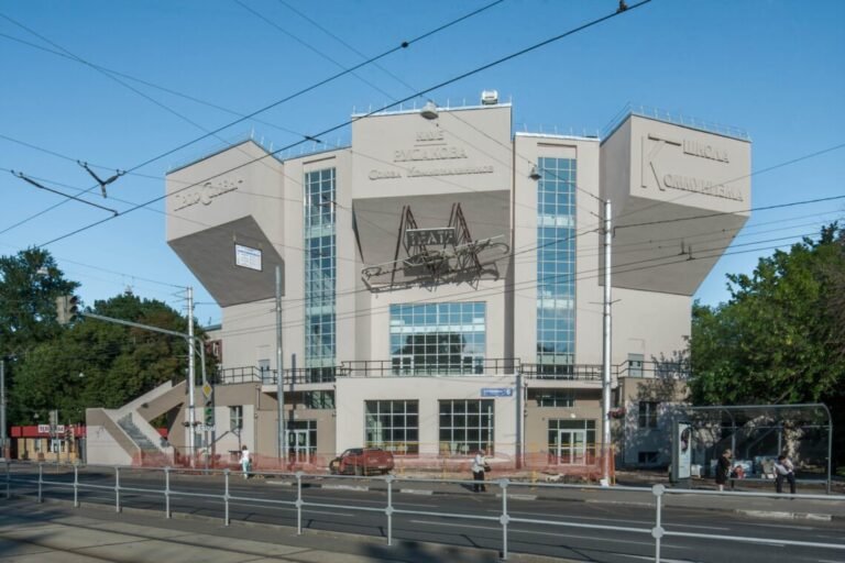 Rusakov Club with three projecting auditorium volumes and glazed vertical bays