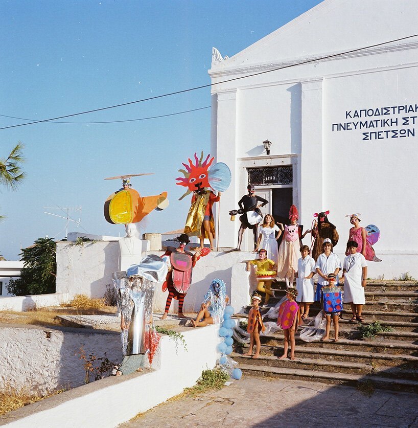 مجموعة بأزياء عرض أمام مبنى في صورة أرشيفية لفرقة Spetses Players.