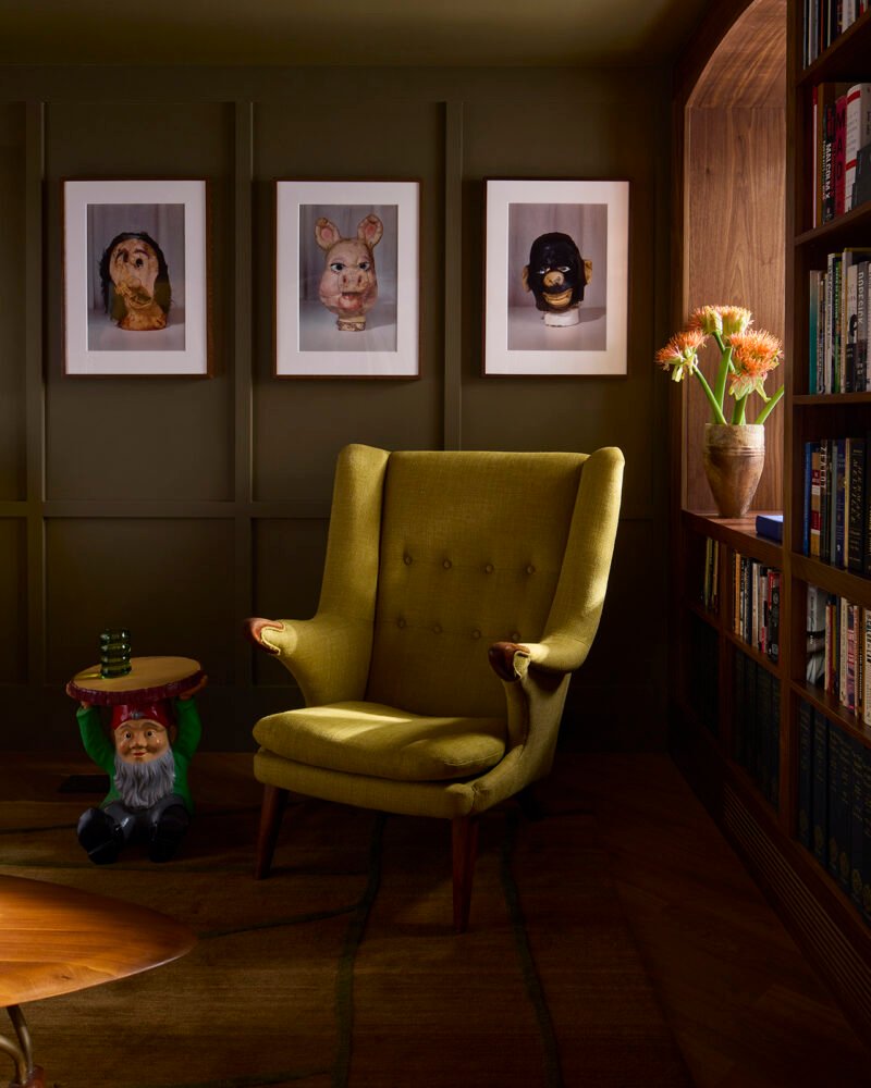 A Hans Wegner Papa Bear chair gives the library a defined reading position.