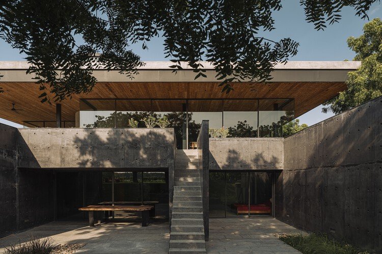 Terra Pavilion by Studio Sangath across its sloping site / منزل Terra Pavilion من Studio Sangath عبر الموقع المنحدر