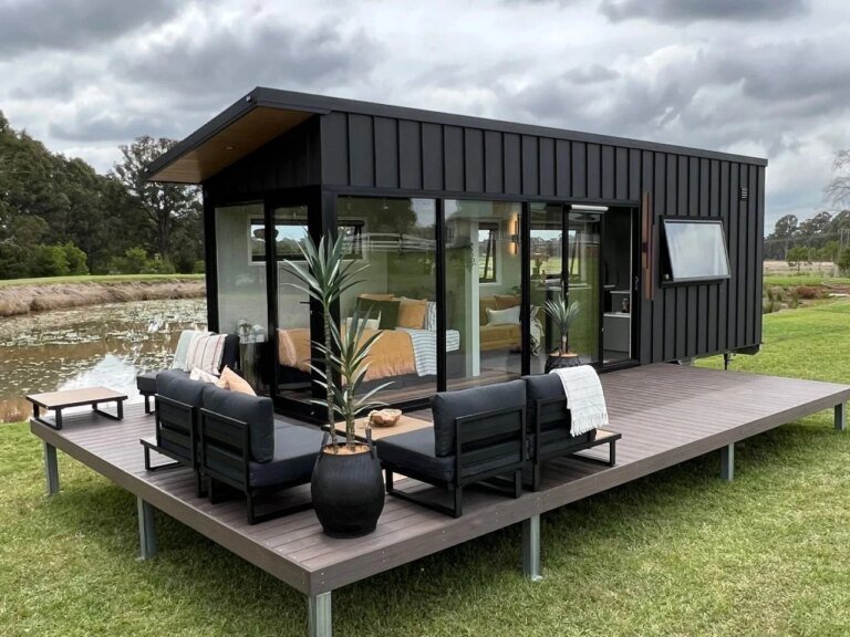 Jamison 8.4 with dark metal cladding, glazed walls and an outdoor deck | جاميسون 8.4 بكسوة معدنية داكنة وواجهات زجاجية ومنصة خارجية