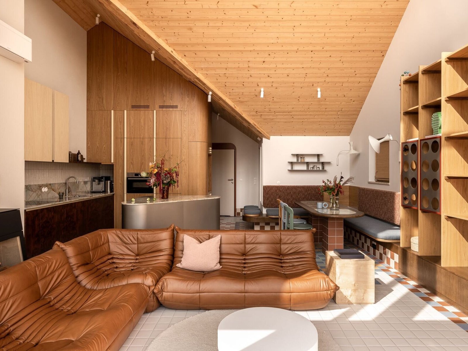 Kalbornia House open living area with timber ceiling, lounge seating and built-in furniture / فراغ المعيشة المفتوح في منزل كالبورنيا بسقف خشبي وأثاث مدمج