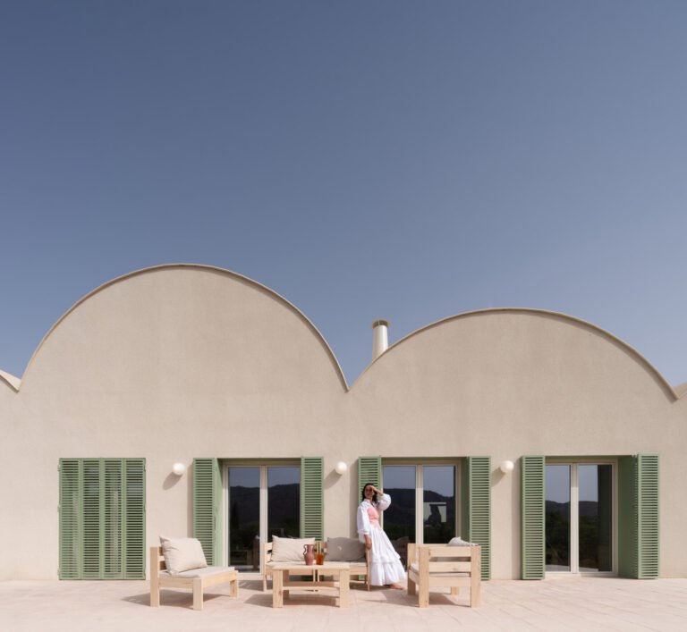 Casa Vereda: curved roofs, green shutters and outdoor seating. © David Frutos