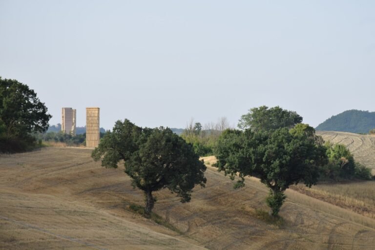 Timber tower with a moving shingle envelope in Lunano / برج خشبي بغلاف متحرك في لونانو