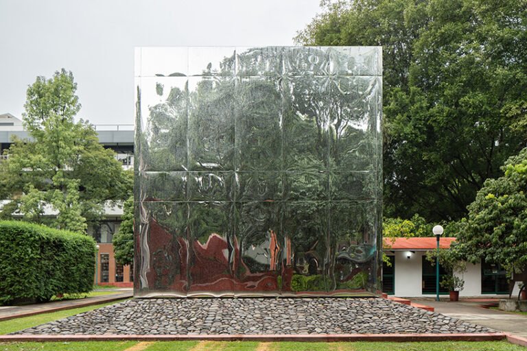 Sfumato pavilion reflecting trees and campus buildings at ITESO, Guadalajara / جناح Sfumato يعكس الأشجار ومباني الحرم في غوادالاخارا