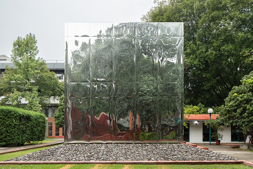 Sfumato pavilion reflecting trees and campus buildings at ITESO, Guadalajara / جناح Sfumato يعكس الأشجار ومباني الحرم في غوادالاخارا