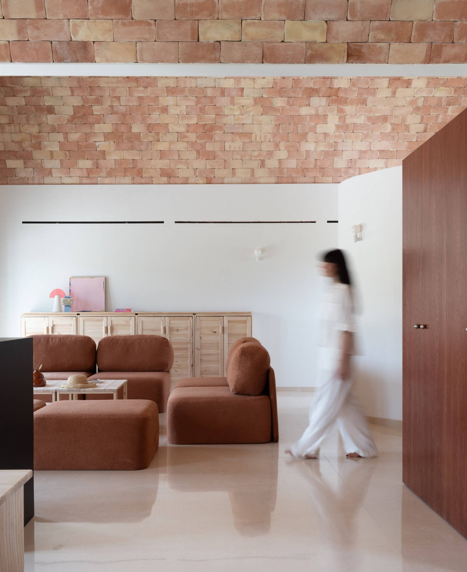 A wide opening connects the living area with the circulation zone.