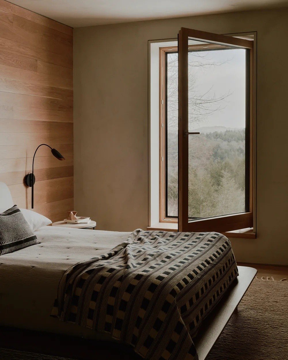نافذة تفتح إلى الداخل في Roscoe Mountain House.