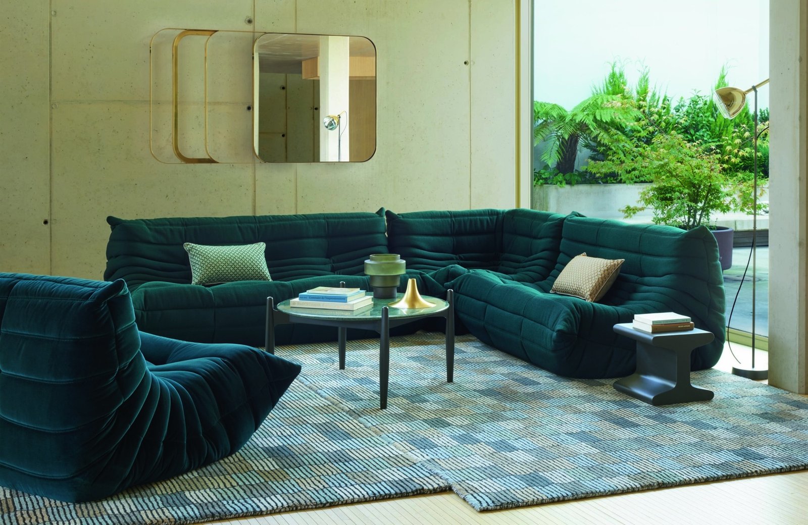 Green Togo modules around a round table