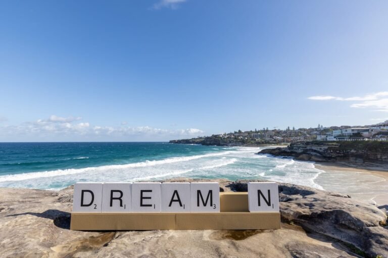 حروف عمل DREAM_N للفنانة Emma Anna أمام البحر على ساحل بوندي